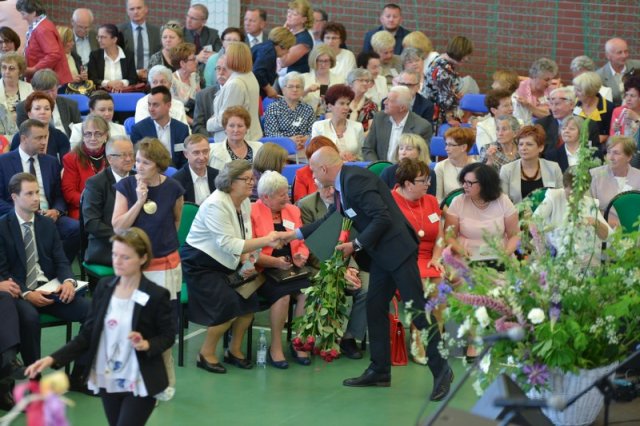 Przemarsz uczestników Jubileuszu Szkoły
